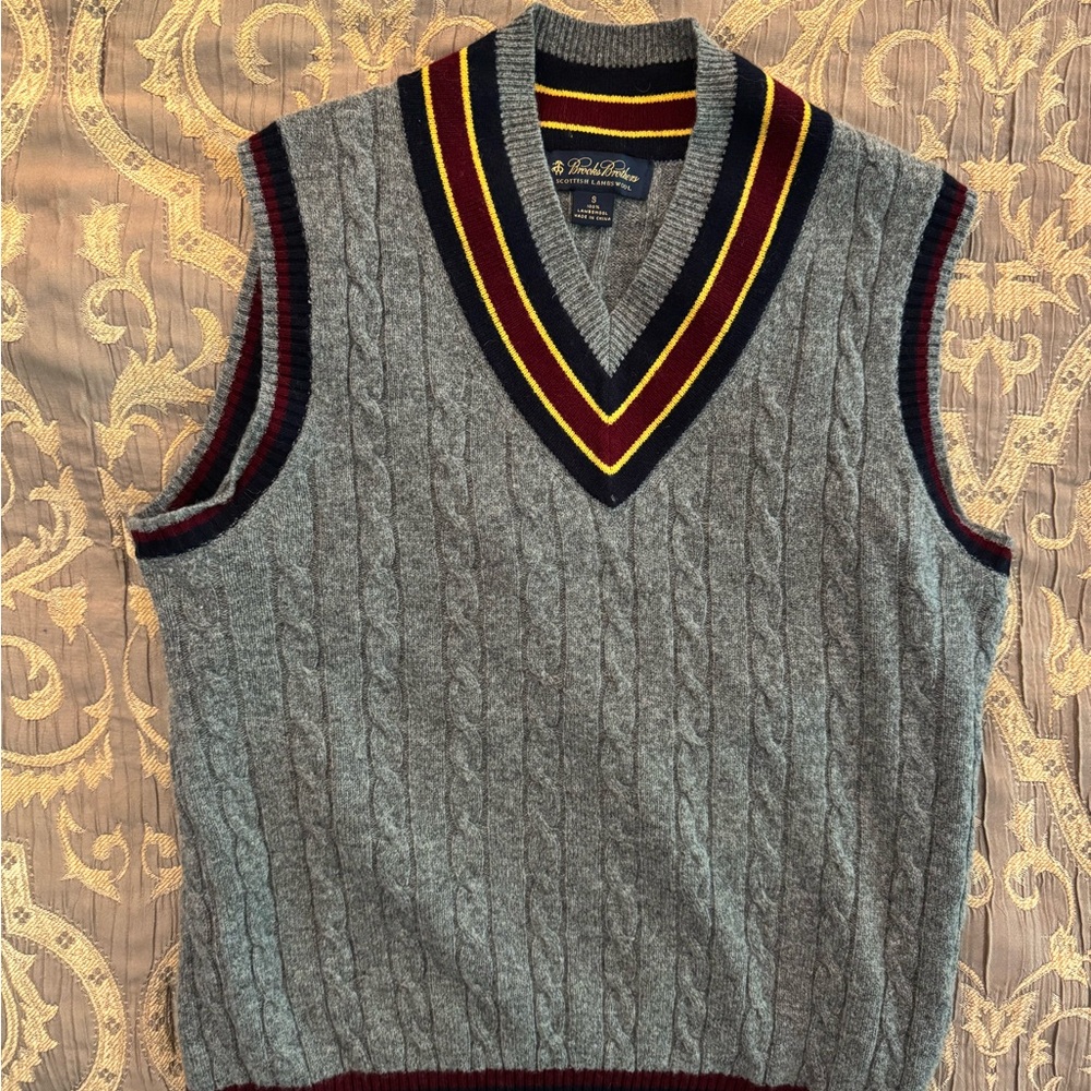 Brooks Brothers Cable Knit Sweater Vest. 100% lambswool. Size small